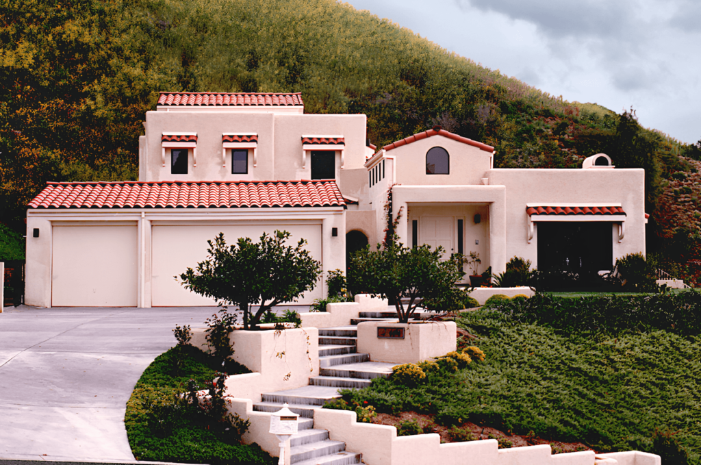 Front view of Alta Tupelo house in Calabasas, California, designed by architect Jeff Finsand.